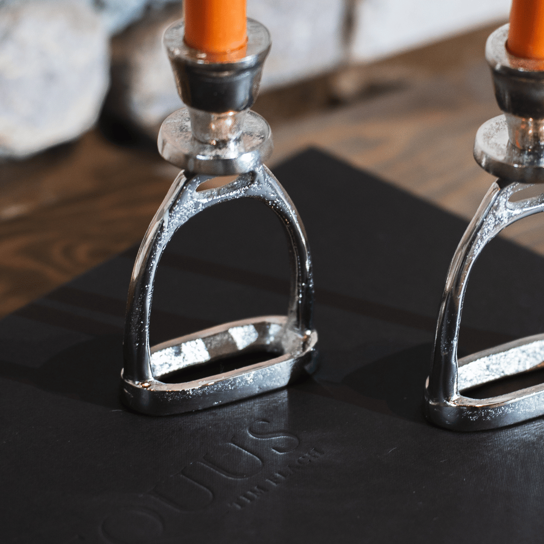 Con diseño ecuestre en forma de estribo