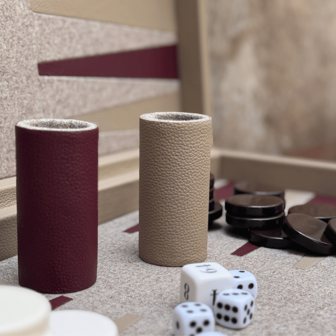 Elaborado en piel en color dove y vino