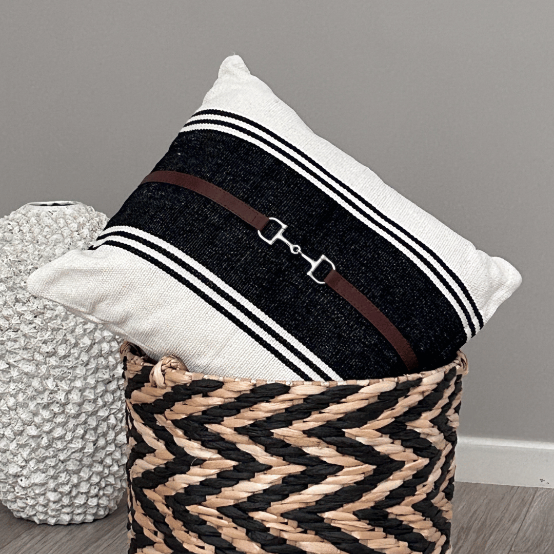 Con cinta de piel y bocado metálico