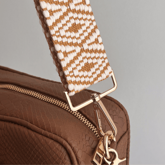 Diseño geométrico herrajes dorados