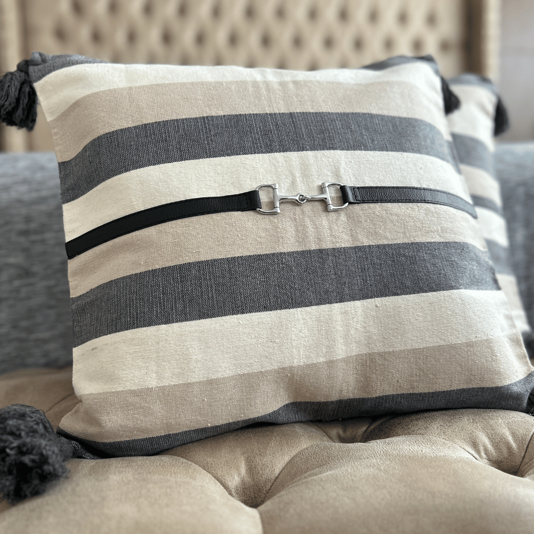 Elaborada en algodón y cinta de piel