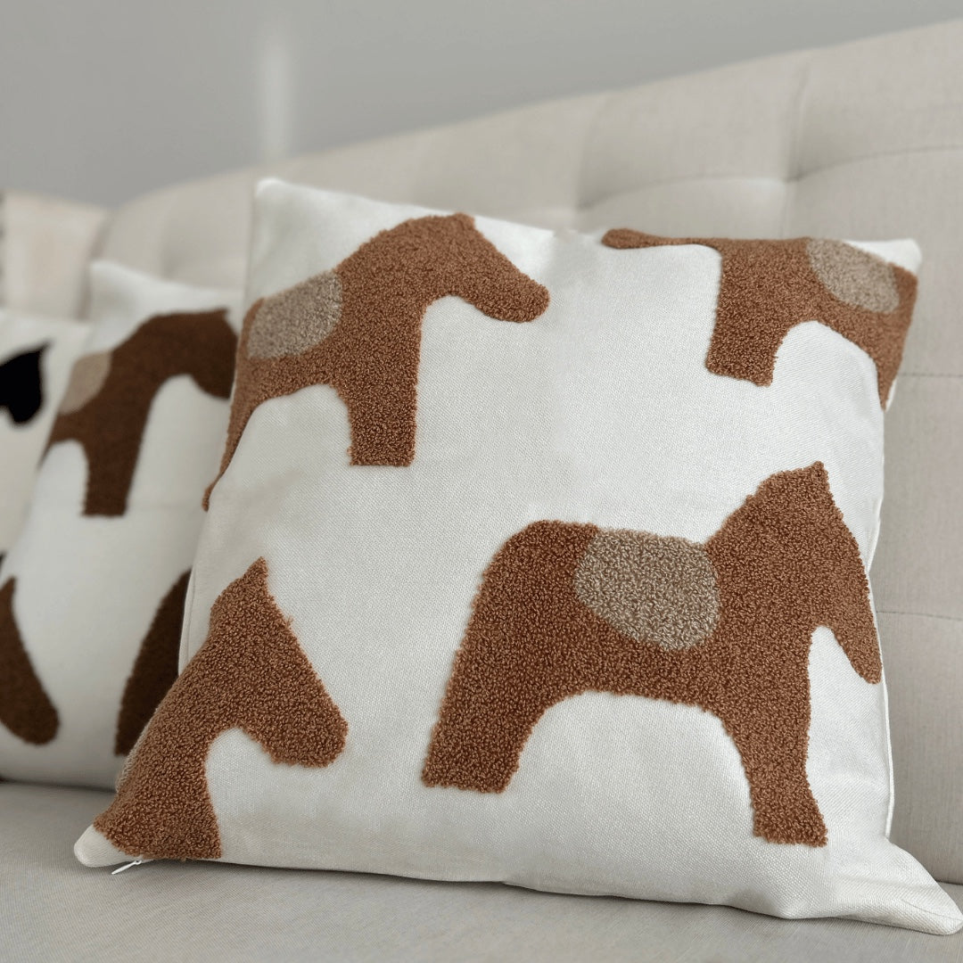 Funda decorativa para cojin con caballos café