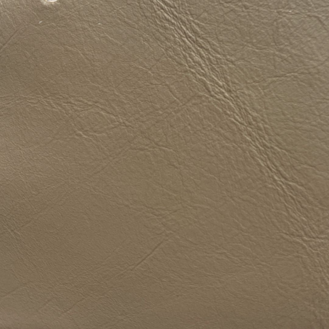 Hecha de piel con diseño ecuestre