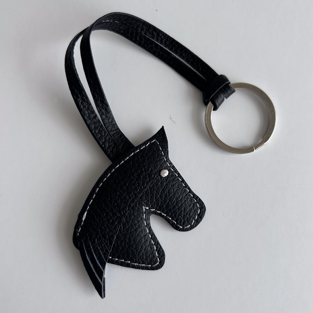 Llavero de piel de caballo con ojo bordado