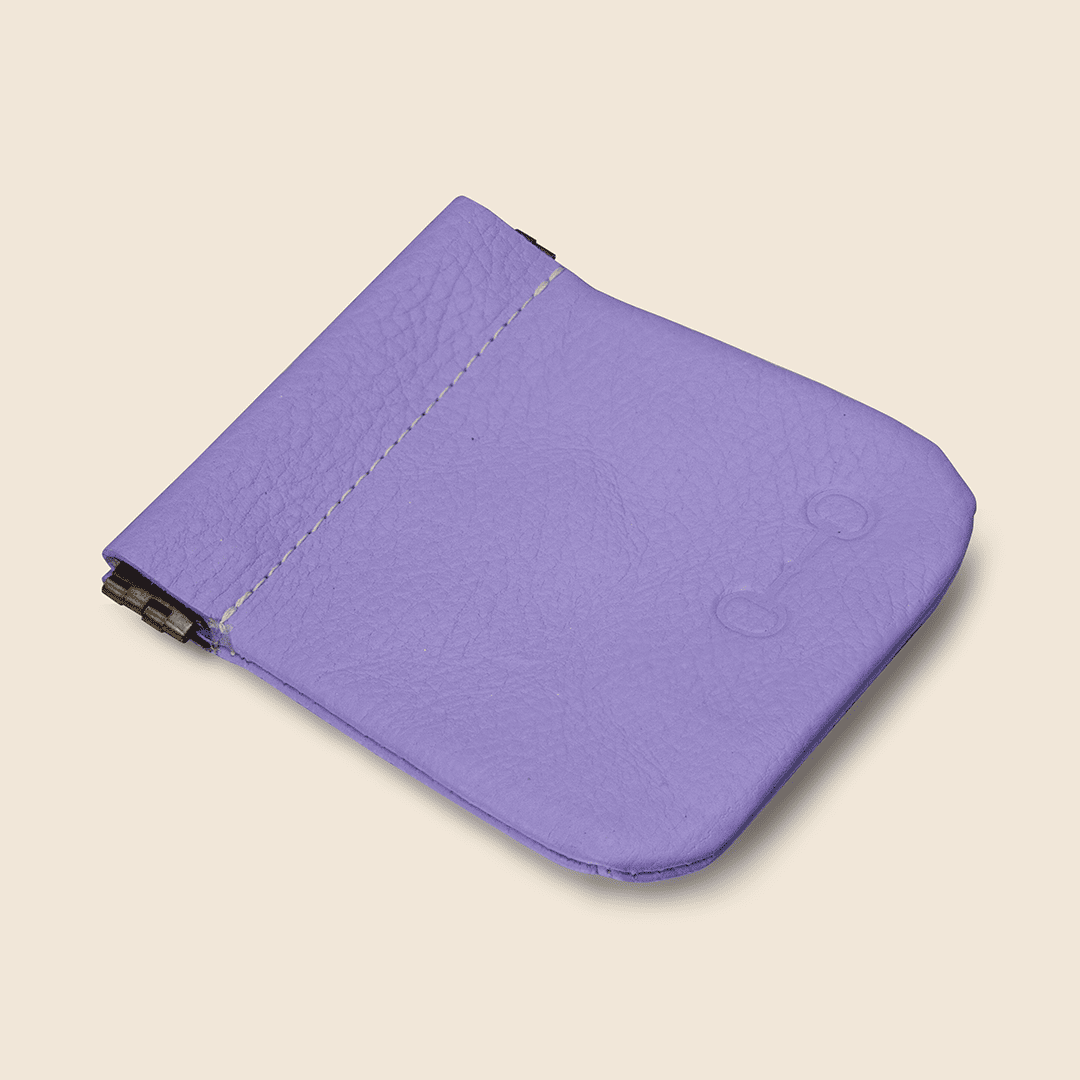 Elaborado en piel con diseño ecuestre