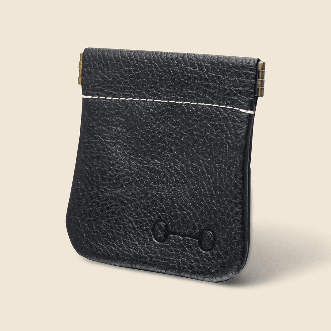 En color negro con bocado grabado