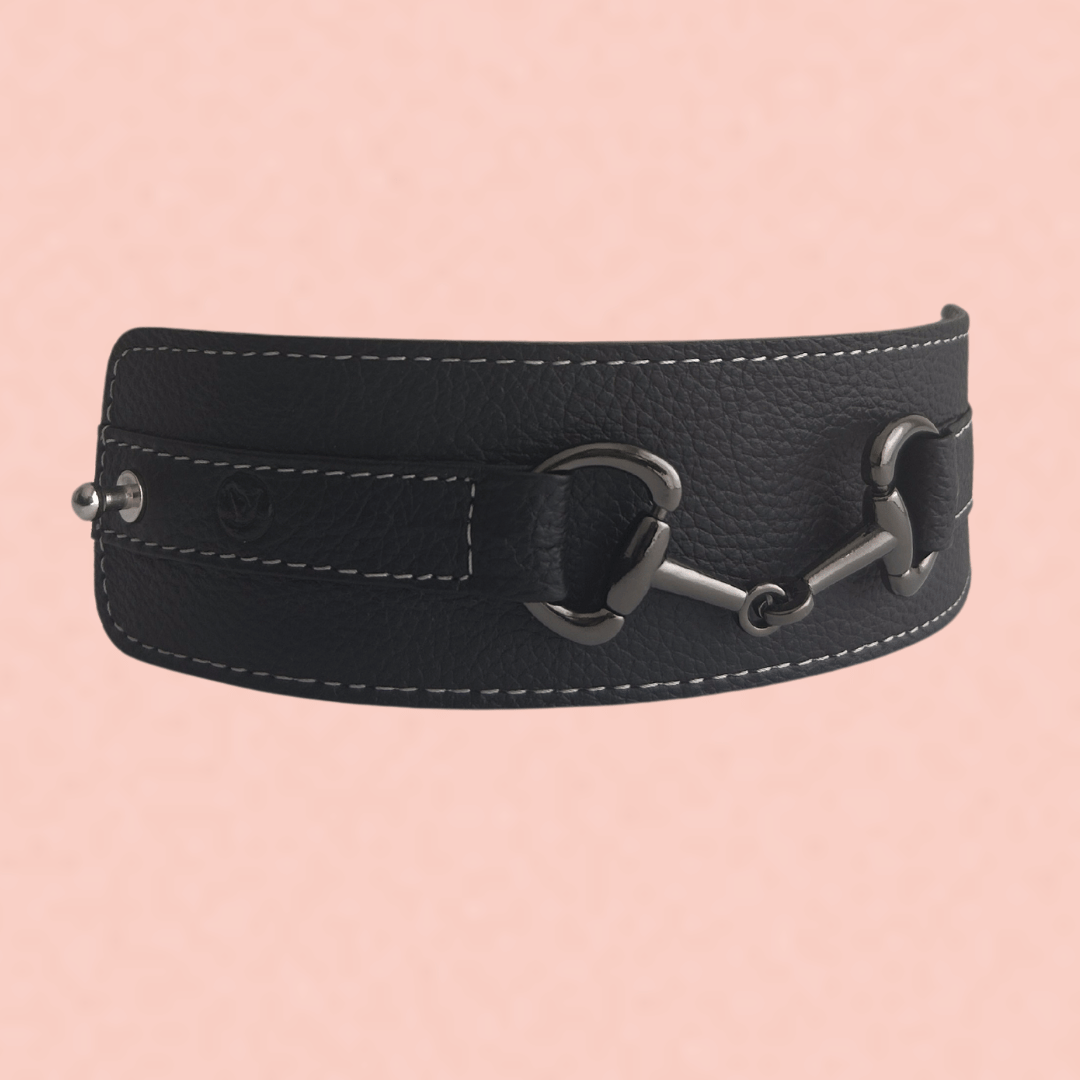 Hecha de piel con herraje de bocado