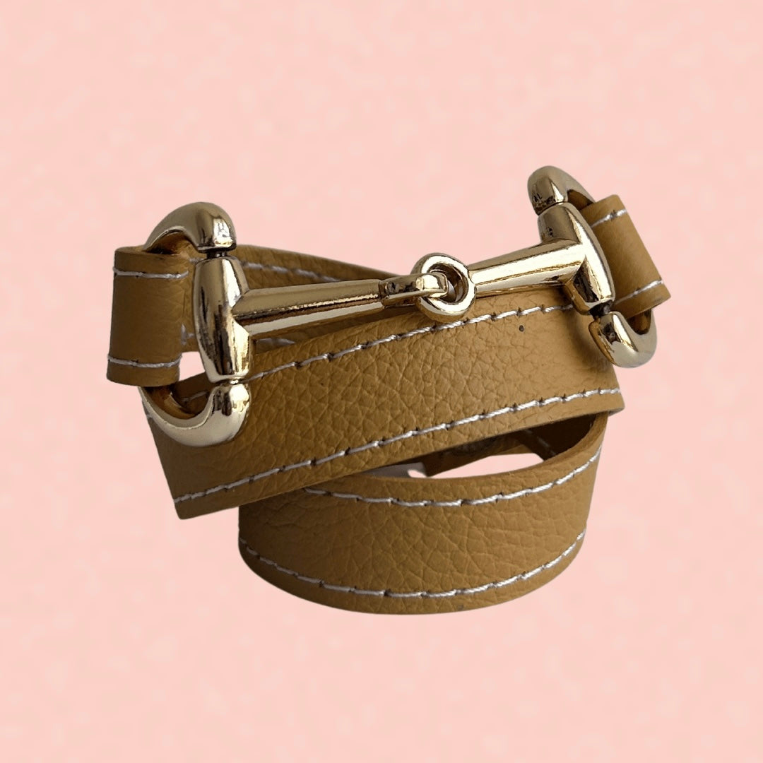 Elaborada en piel con herraje dorado