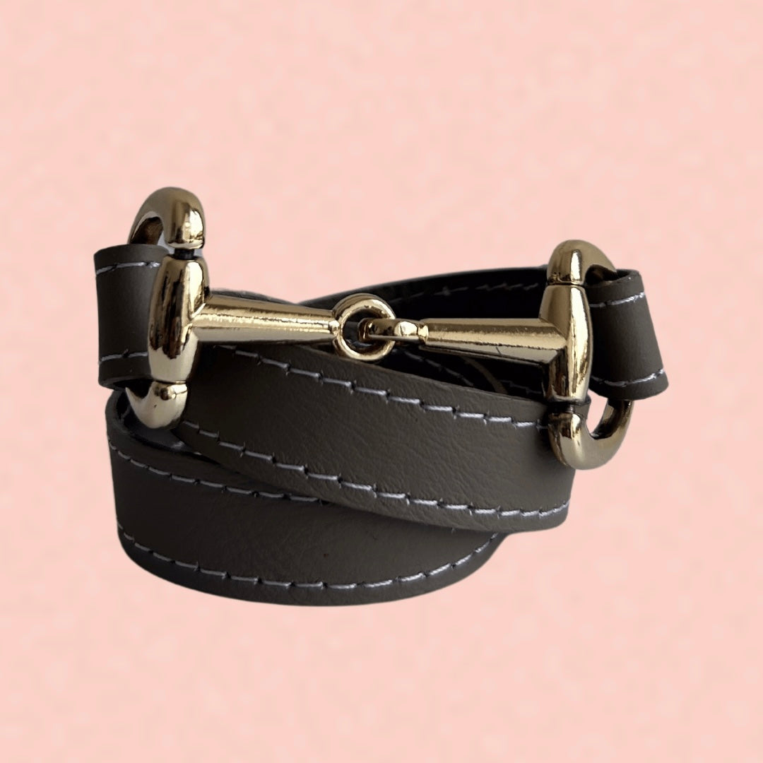 Elaborada en piel con herraje dorado