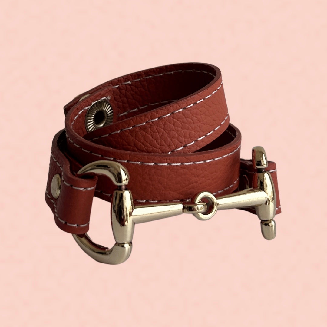 Pulsera ecuestre diseñada en piel con herraje