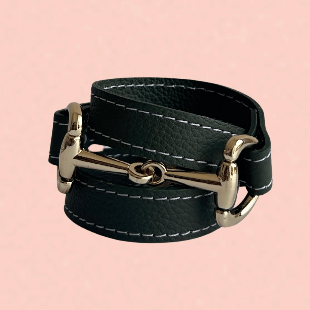 Elaborada en piel con herraje dorado