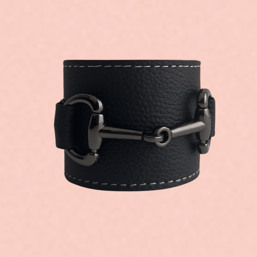 Elaborada en piel color negro con herraje bocado