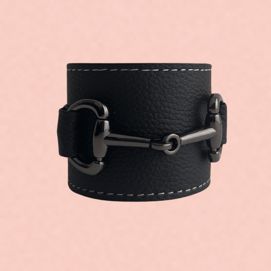 Elaborada en piel color negro con herraje bocado