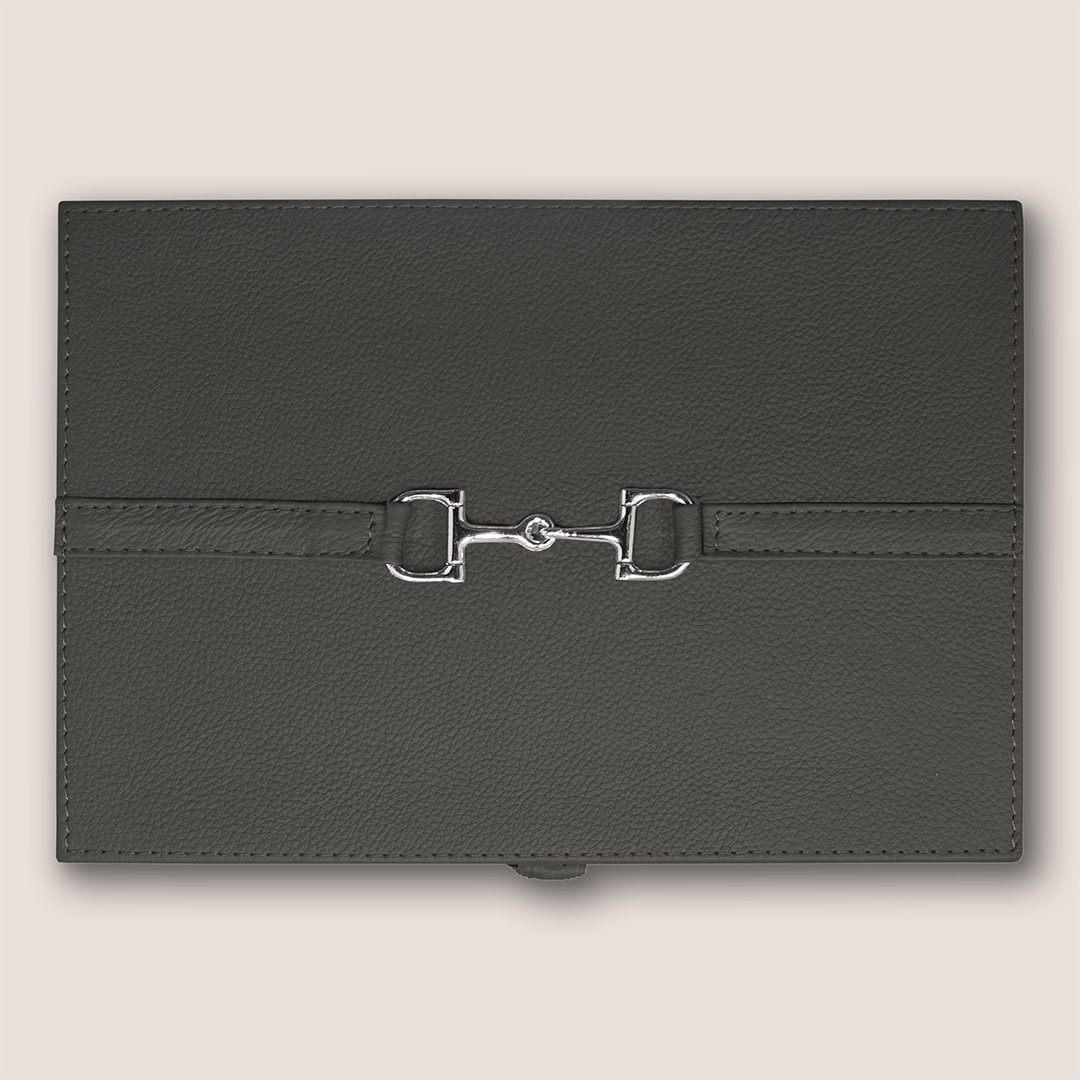 Elaborado en piel color gris