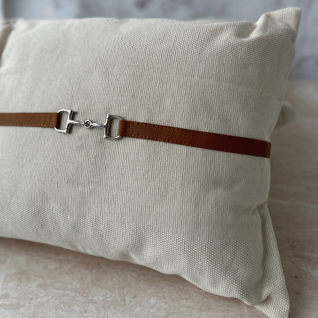 Con cinta de piel y herraje de bocado