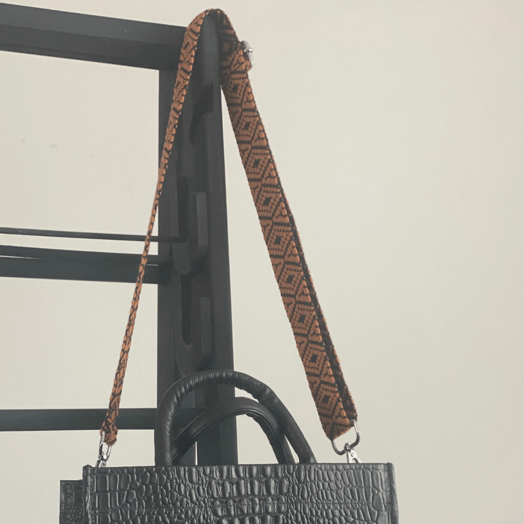 Con herrajes plateados